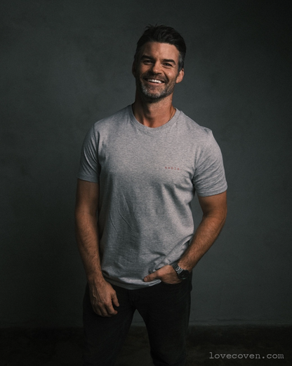 comic of a gentleman tee. — ash gray