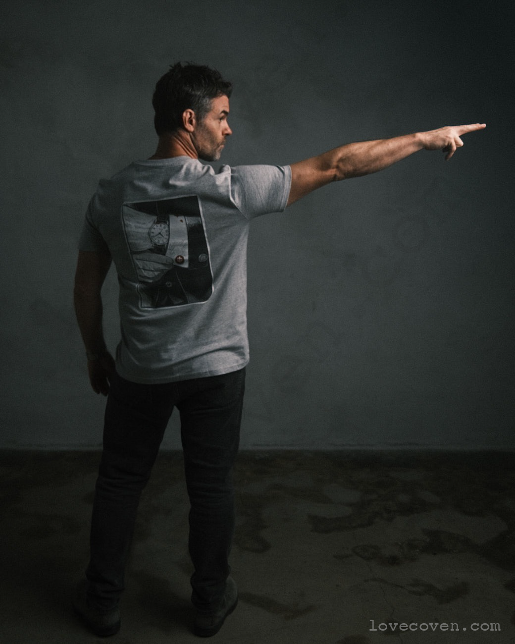 comic of a gentleman tee. — ash gray